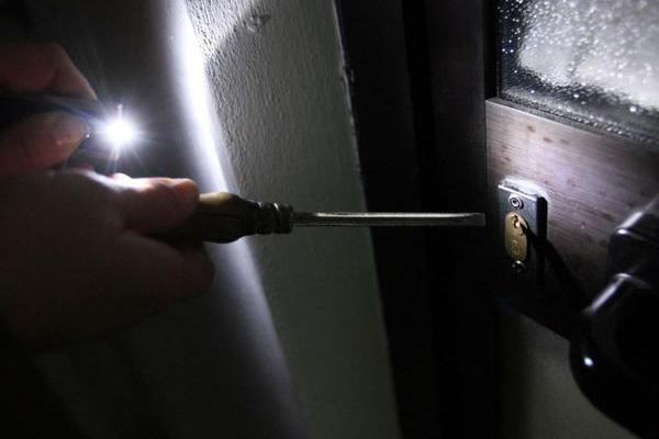 Spariscono due pistole da una casa di Galliate