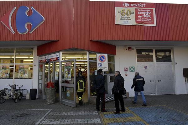 Tentano di far saltare la cassa continua