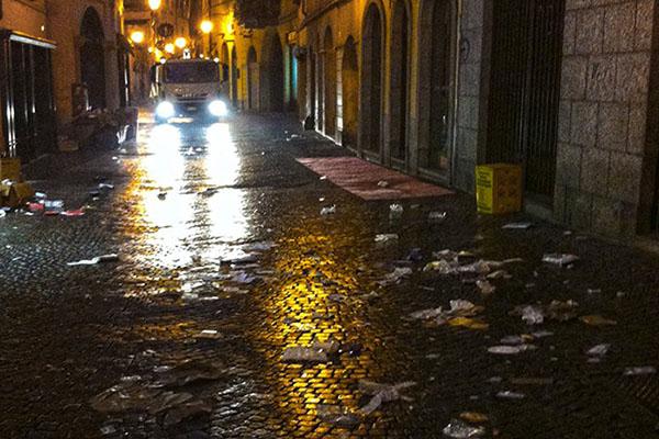 Vandalismi in corso Cavour: riversata a terra tutta la spazzatura