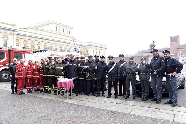 Auguri in piazza per Forze dell’Ordine e del Soccorso