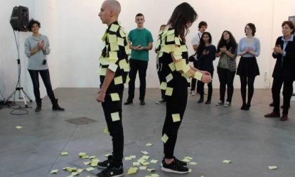 Coperti di post it per arte, piace la performance made in Romagnano