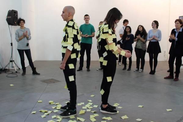 Coperti di post it per arte, piace la performance made in Romagnano