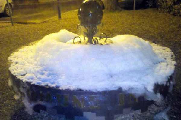 Fontana dei giardini pubblici riempita di detersivo
