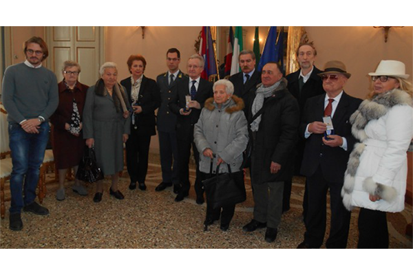 Giorno della Memoria: consegnate in Prefettura dodici medaglie d’onore