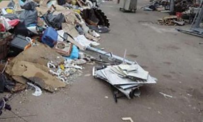 In azione vandali in città. Sparsi rifiuti in diverse strade del capoluogo