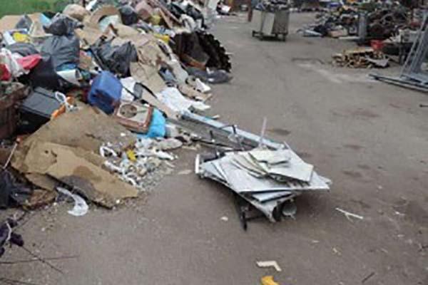 In azione vandali in città. Sparsi rifiuti in diverse strade del capoluogo