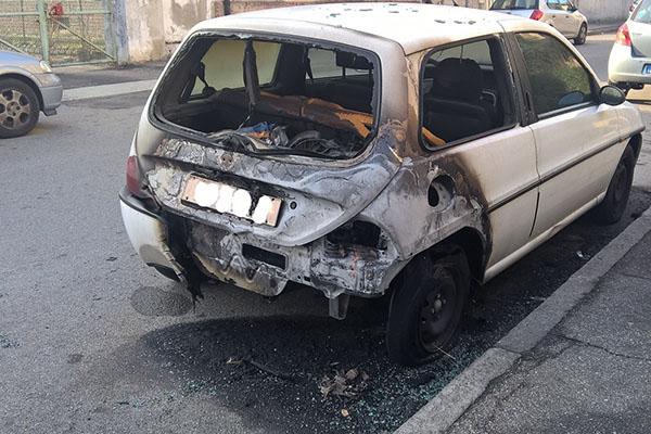 In via Viglio vettura in fiamme