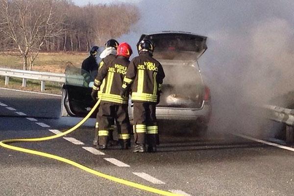 Incendio da una vettura in transito sull’A26