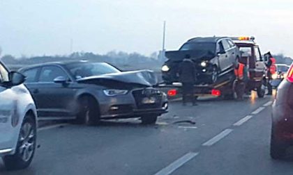 Lunghe code per un incidente sulla strada tra Novara e Cameriano