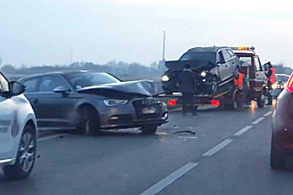 Lunghe code per un incidente sulla strada tra Novara e Cameriano