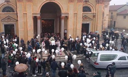 Miriade di palloncini in cielo per ricordare Morgana