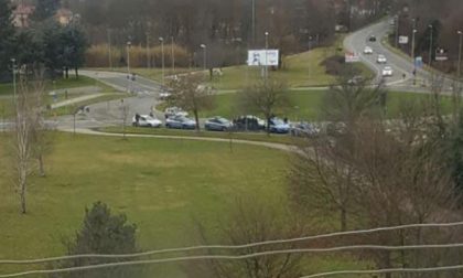 Momenti concitati in via Monte Rosa per la segnalazione di un uomo con una pistola