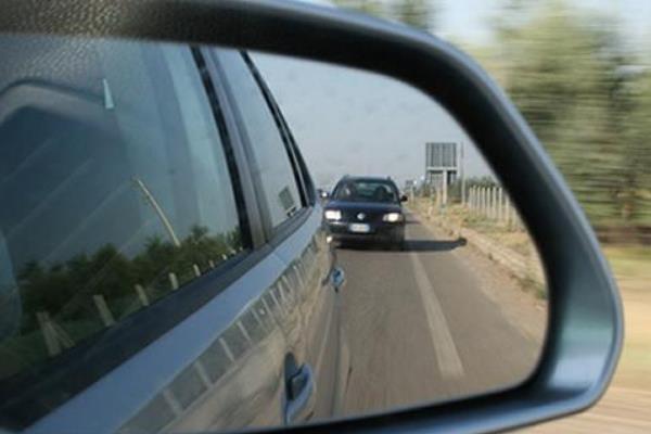 Truffa dello specchietto a Trecate sventata da carabiniere fuori servizio