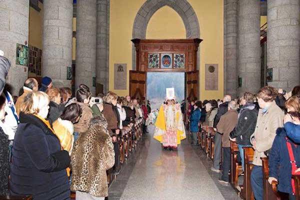 Quasi diecimila persone all’apertura delle Porte Sante della Misericordia