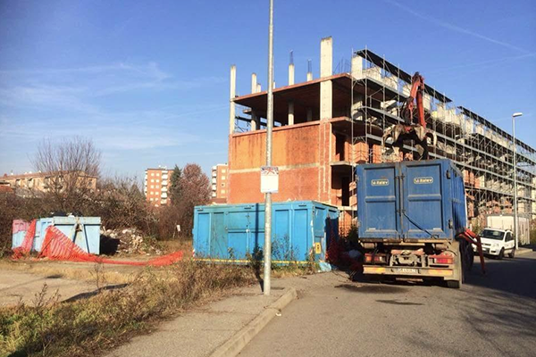 Ripulita l’area di via Pianca, posta accanto al cantiere ‘ripartito’ negli scorsi mesi
