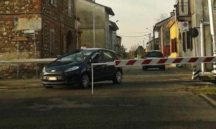 Sbarre alzate al passaggio a livello di via Roma a Ghemme