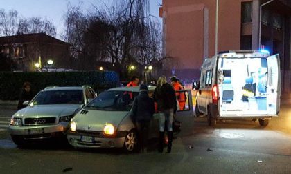 Scontro tra due auto in via Vasari