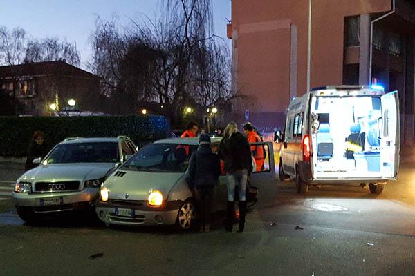 Scontro tra due auto in via Vasari