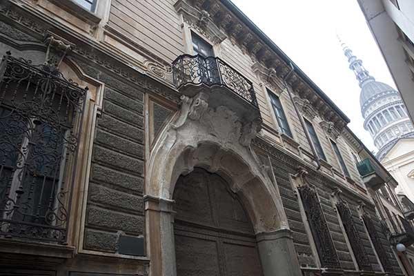 Via i ponteggi dalla facciata di Casa Bossi