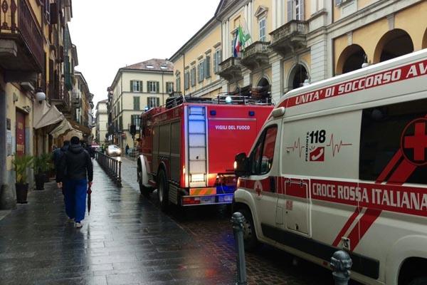 118 e Vigili del fuoco in corso Italia per soccorrere un’anziana