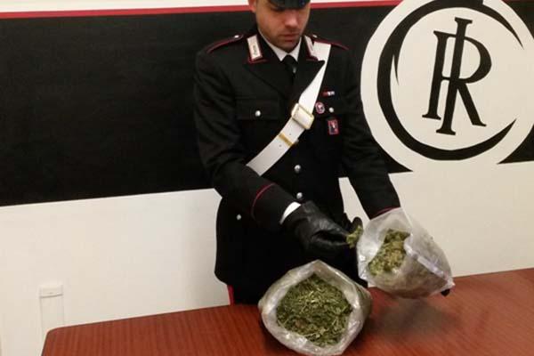 26enne nei guai: evade i domiciliari e reagisce ai carabinieri