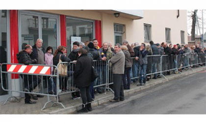 A Romentino tutti in coda per la “pioggia” di bonus