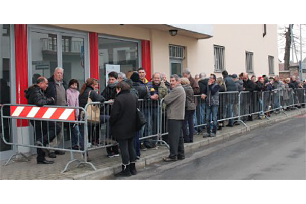 A Romentino tutti in coda per la “pioggia” di bonus