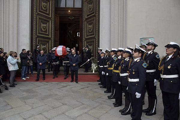 Addio alla vigilessa, il vescovo: “anche quando una mamma parte improvvisamente, resta dentro di noi”