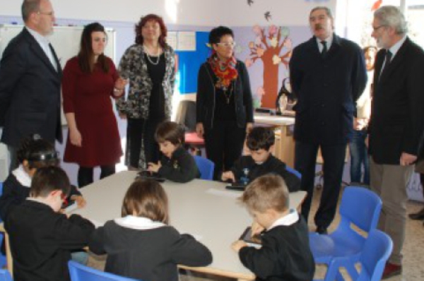 Alunni a scuola senza zaino