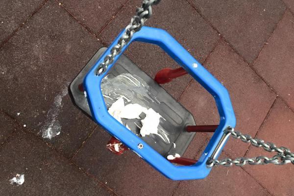 Carnevale amaro a Gozzano: vandali rovinano il parco dei bambini