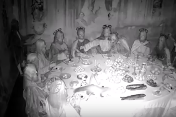 Cerca cibo nelle cappelle del Sacro Monte, ma resta a pancia vuota