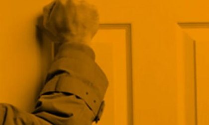 Cerca di entrare in casa con insistenza per controllare le bollette: è un truffatore