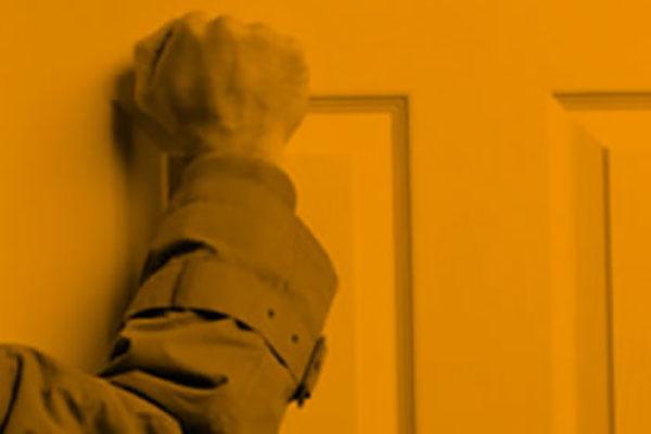 Cerca di entrare in casa con insistenza per controllare le bollette: è un truffatore