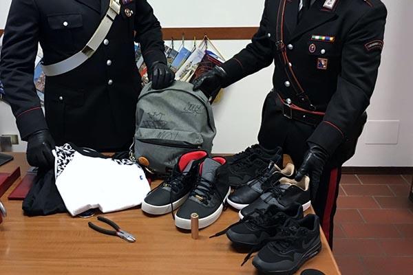 Cercano di rifarsi il guardaroba senza pagare: cinque giovani varesini denunciati