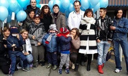 Contro il cancro infantile, lancio di tanti palloncini azzurri dal reparto di oncologia pediatrica