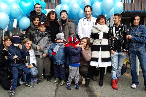 Contro il cancro infantile, lancio di tanti palloncini azzurri dal reparto di oncologia pediatrica