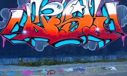 Dipinge lungo la parete di una galleria: nei guai writer novarese