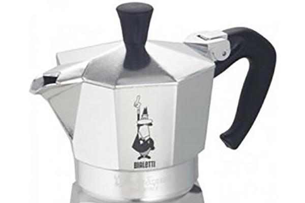 Non in una bara, ma nella sua creazione, in una Moka, le ceneri di Renato Bialetti, l’“omino coi baffi”