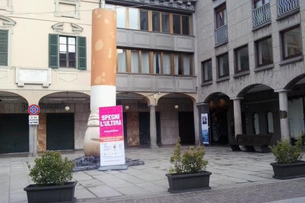 Piazza Martiri “invasa” dal mozzicone di sigaretta