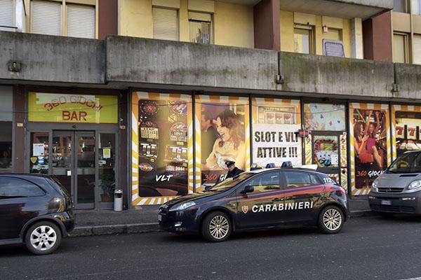 Rapina in una sala giochi nella notte