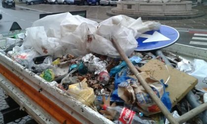 Scatole e immondizia sulla tangenziale della Bassa Valsesia