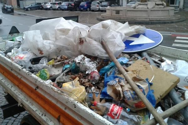 Scatole e immondizia sulla tangenziale della Bassa Valsesia