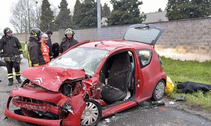 Scontro tra auto e furgoncino a Trecate