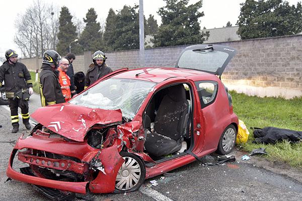 Scontro tra auto e furgoncino a Trecate