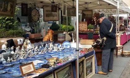 Torna il mercatino dell'antiquariato in piazza Puccini