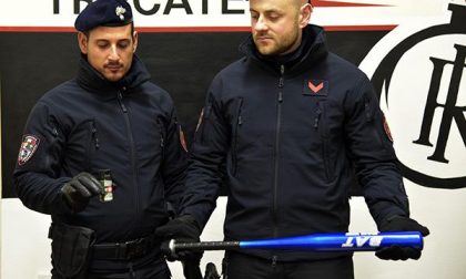 Ventenne denunciato: aveva in auto spray ‘super paralizzante’ e una mazza da baseball