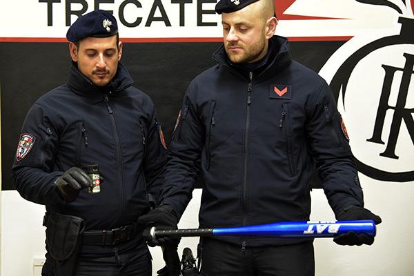 Ventenne denunciato: aveva in auto spray ‘super paralizzante’ e una mazza da baseball