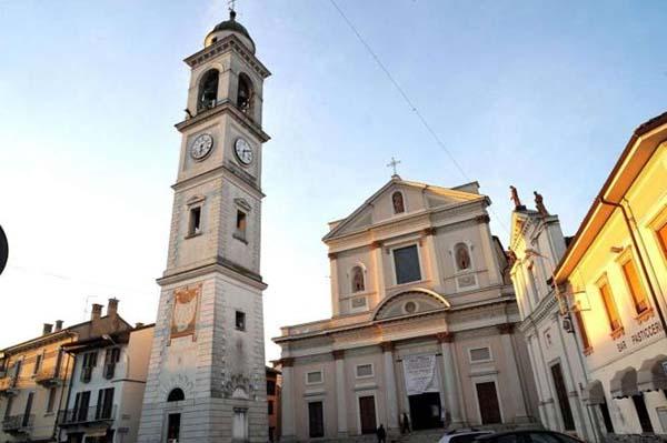 Vola giù dal balcone della sua abitazione a Cameri