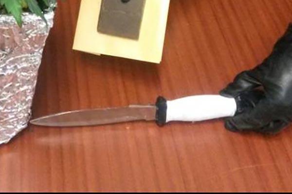 27enne in giro con un pugnale da sommozzatore lungo 40 centimetri