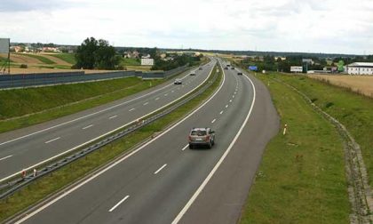 Scappa a piedi in autostrada dopo aver litigato con un cacciatore: fermato dalla Stradale a Ghevio